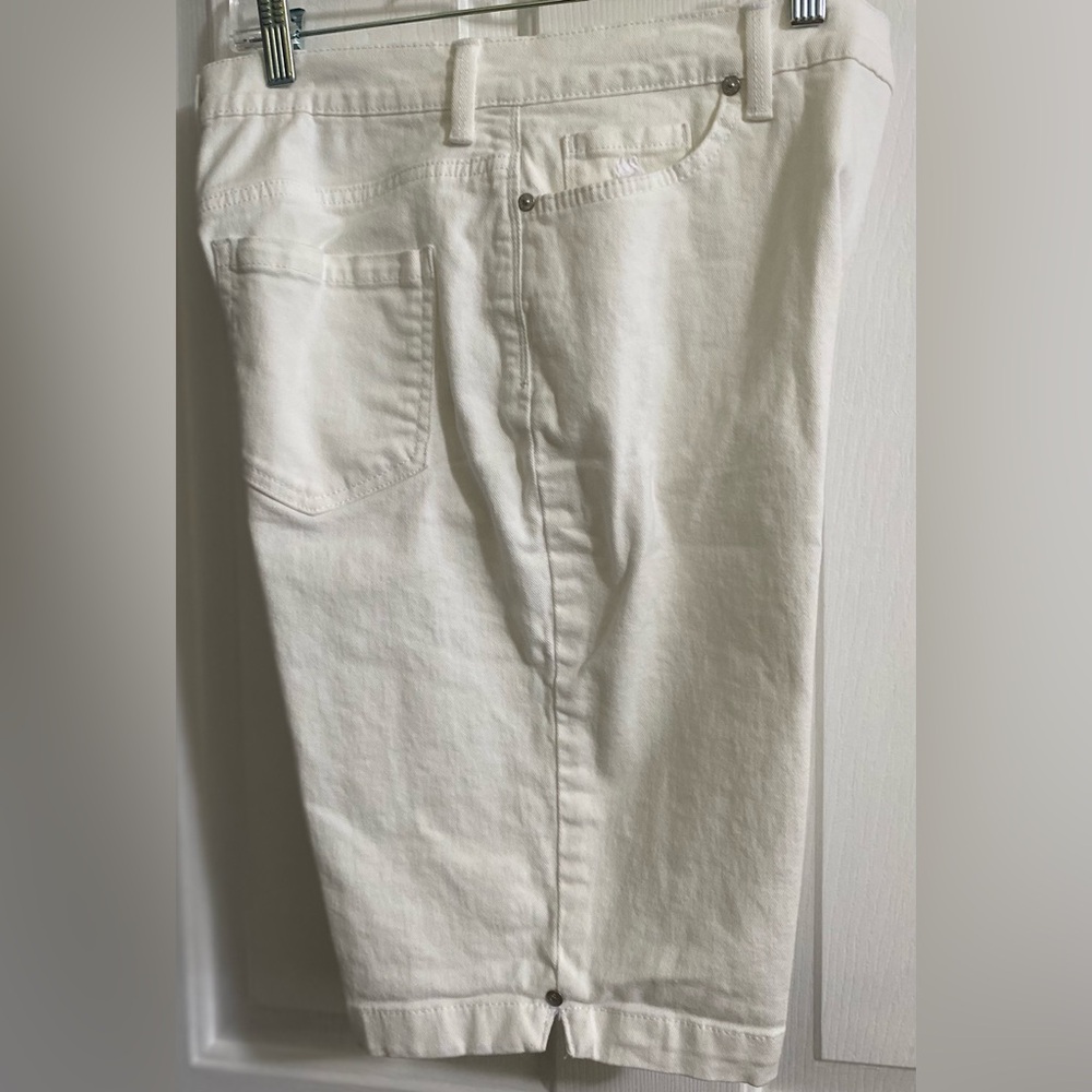 GLORIA VANDERBILT…WOMENS ALL AROUND SLIMMING EFFECT SHORTS